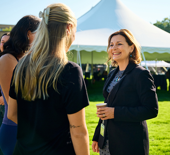 باسيريني وهي تلوح للمشاركين في حفل تنصيبها.